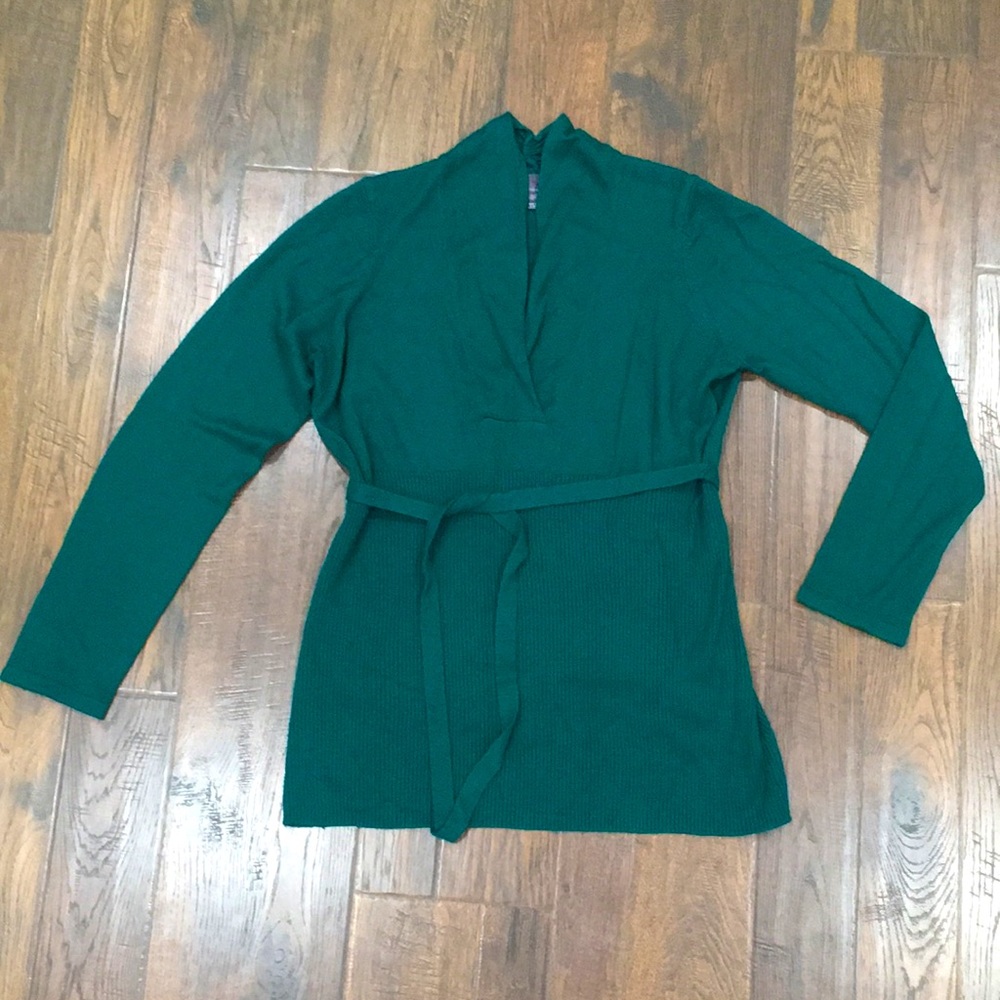 Long sleeve maternity top made of 100% acrylic by motherhood maternity size lg